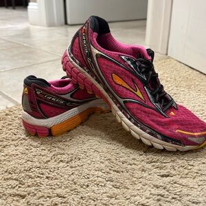 Brooks Ghost EUC tennis shoes